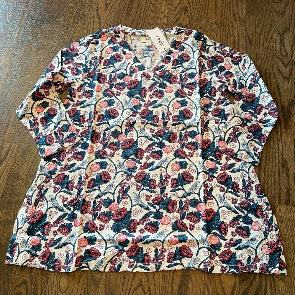 NWT style & co v neck 3/4 sleeve print tunic top. Notched side size small